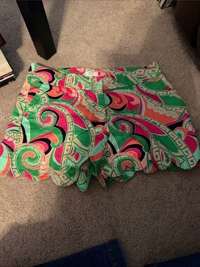 crown & ivy Green Pink Orange Scallop-Hem Printed Shorts